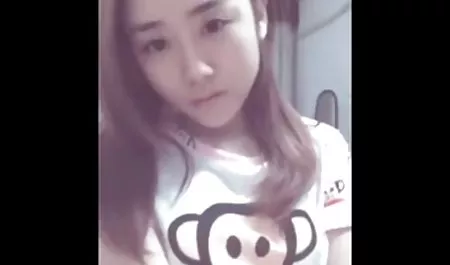 娇小的菲律宾人在护士服装和角质老堤