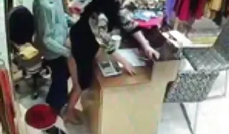 在餐厅中间性